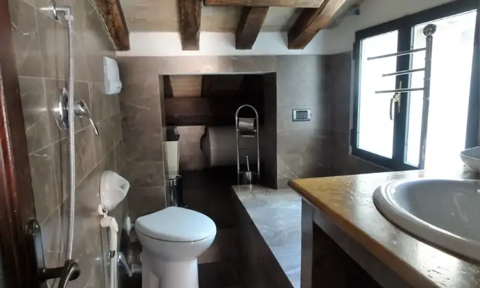 Rexer-Spoleto-Appartamento-attico-con-mansarda-in-centro-storico-BAGNO