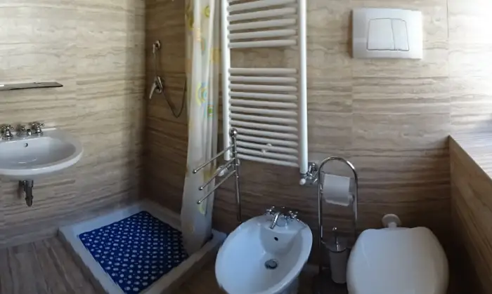Rexer-Spoleto-Appartamento-attico-con-mansarda-in-centro-storico-BAGNO