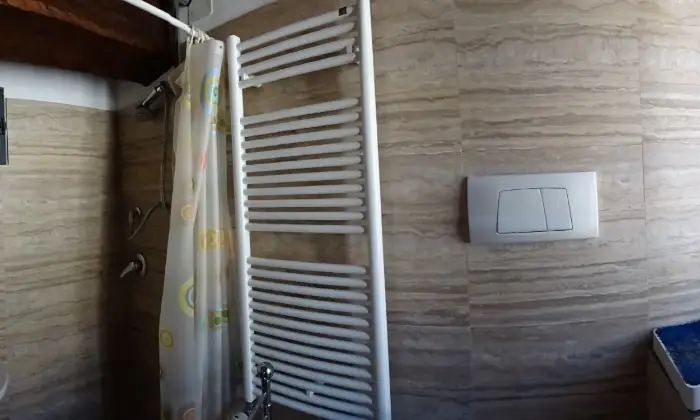 Rexer-Spoleto-Appartamento-attico-con-mansarda-in-centro-storico-BAGNO