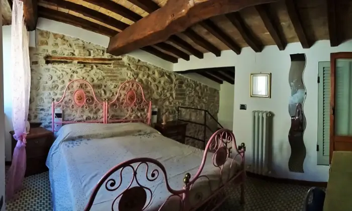 Rexer-Spoleto-Appartamento-attico-con-mansarda-in-centro-storico-CAMERA-DA-LETTO