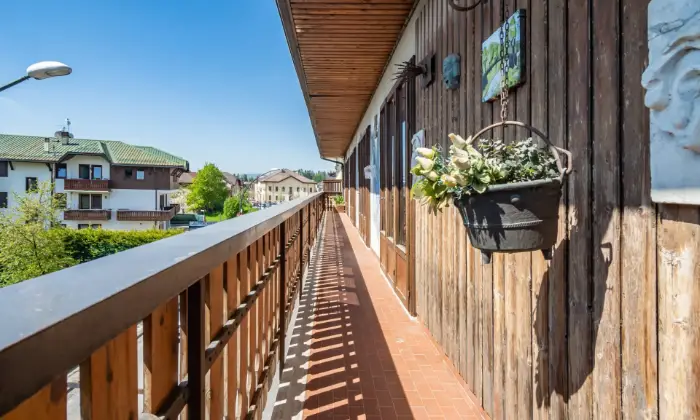 Rexer-Asiago-Casa-indipendente-composta-da-tre-appartamentiufficiogaragegiardinocorte-privata-BALCONI
