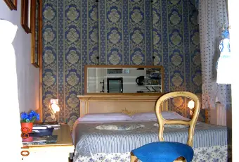 Rexer-Venezia-Camera-doppia-con-bagno-privato-zona-Biennale-a-Venezia-CameraDaLetto