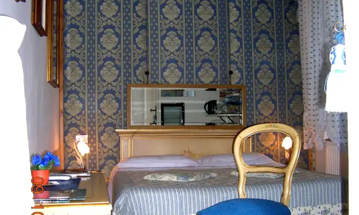 Rexer-Venezia-Camera-doppia-con-bagno-privato-zona-Biennale-a-Venezia-CameraDaLetto