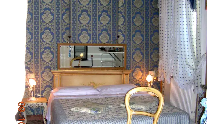 Rexer-Venezia-Camera-doppia-con-bagno-privato-zona-Biennale-a-Venezia-CameraDaLetto