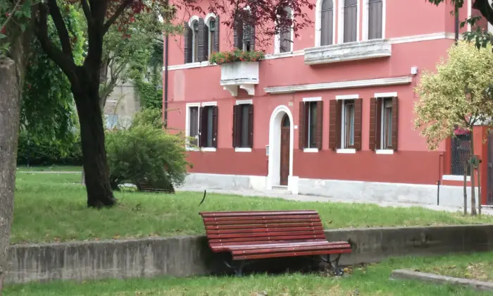 Rexer-Venezia-Camera-doppia-con-bagno-privato-zona-Biennale-a-Venezia-Giardino