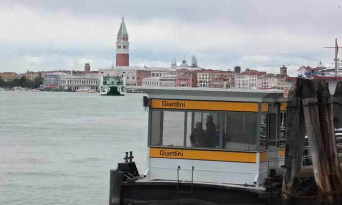 Rexer-Venezia-Camera-doppia-con-bagno-privato-zona-Biennale-a-Venezia-Terrazzo
