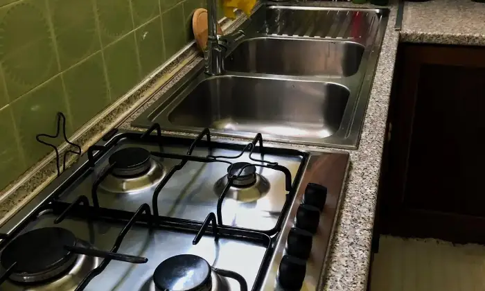 Rexer-Pisa-Stanza-doppia-arredata-CUCINA