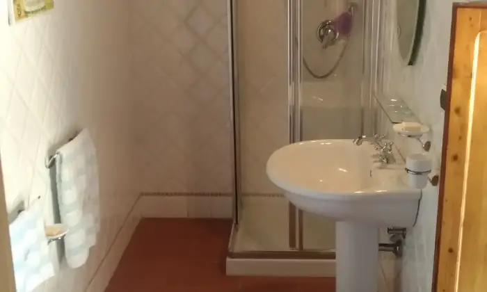 Rexer-POGGIO-LODOLI-frazione-di-MURLO-SI-Appartamento-su-due-piani-in-vendita-nel-borgo-di-Poggio-Lodoli-Bagno