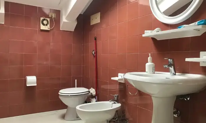 Rexer-Vittorio-Veneto-UFFICI-IN-PIENO-CENTRO-BAGNO