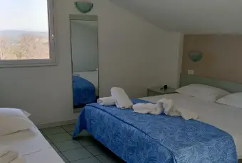 Rexer-Vittoria-In-vacanza-in-villaggio-turistico-CasaVacanze-Le-Mansarde-in-Athena-Resort-Scoglitti-RG-CAMERA-DA-LETTO