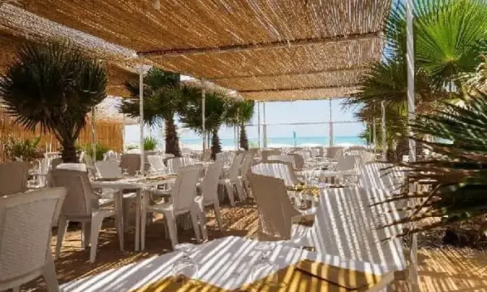 Rexer-Vittoria-In-vacanza-in-villaggio-turistico-CasaVacanze-Le-Mansarde-in-Athena-Resort-Scoglitti-RG-barristorante-in-spiaggia