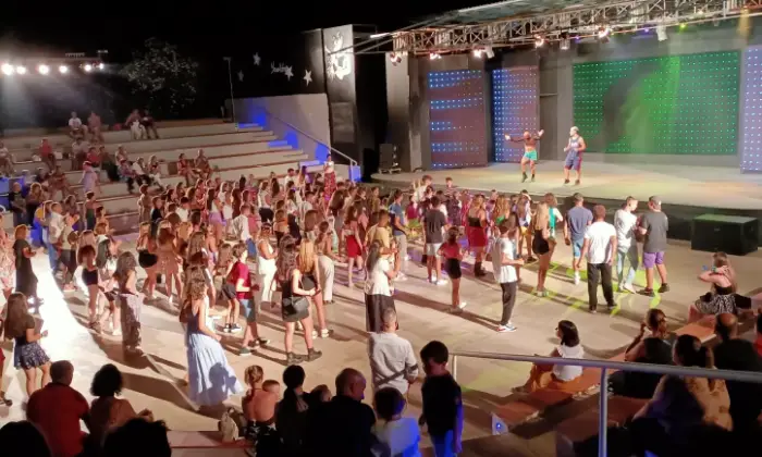 Rexer-Vittoria-In-vacanza-in-villaggio-turistico-CasaVacanze-Le-Mansarde-in-Athena-Resort-Scoglitti-RG-anfiteatro
