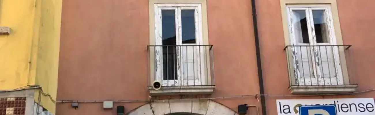 Rexer-Guardia-Sanframondi-Casa-terratetto-con-antica-torre-in-centro-storico-Ingresso-e-facciata