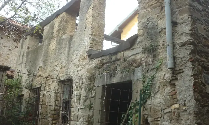 Rexer-Colle-Brianza-FRAZIONE-DI-Giovenzana-LC-Rustico-con-GIARDINO-da-demolire-e-ricostruire-Altro
