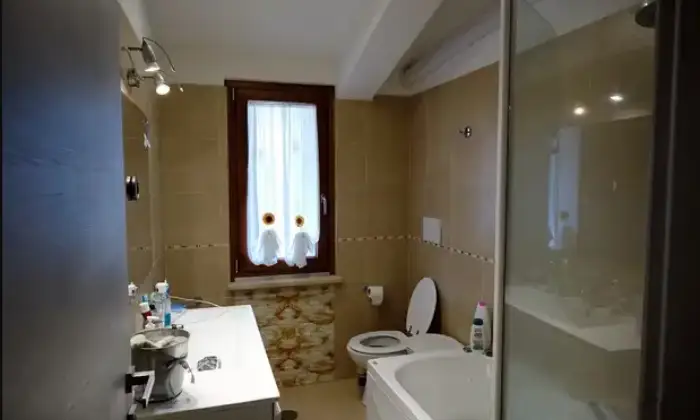 Rexer-Anzio-Attico-in-vendita-in-via-del-Cinema-ad-Anzio-Bagno