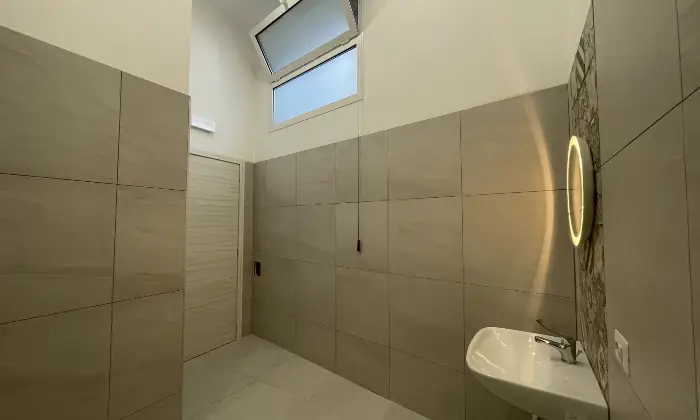 Rexer-Floridia-Bellissimo-negozioufficio-affittasi-Bagno