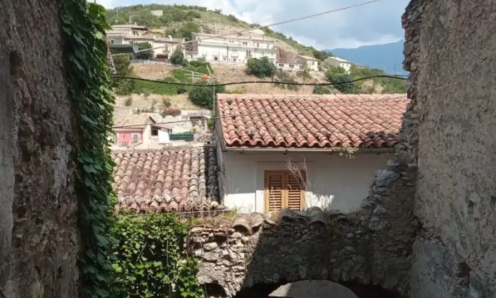 Rexer-Capestrano-Vendesi-casa-di-paese-in-via-Vallone-a-Capestrano-AQ-Altro