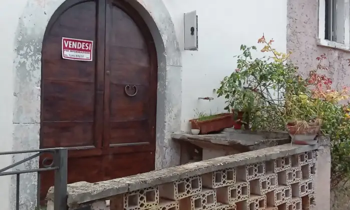 Rexer-Capestrano-Vendesi-casa-di-paese-in-via-Vallone-a-Capestrano-AQ-Ingresso