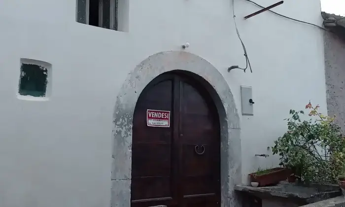 Rexer-Capestrano-Vendesi-casa-di-paese-in-via-Vallone-a-Capestrano-AQ-Ingresso