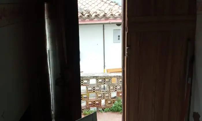 Rexer-Capestrano-Vendesi-casa-di-paese-in-via-Vallone-a-Capestrano-AQ-Ingresso