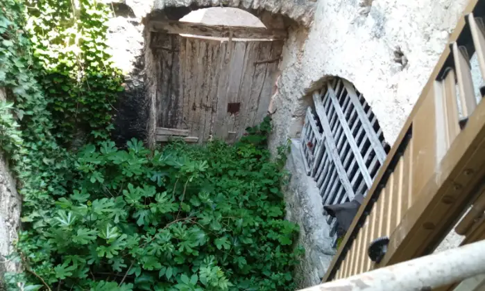 Rexer-Capestrano-Vendesi-casa-di-paese-in-via-Vallone-a-Capestrano-AQ-Altro