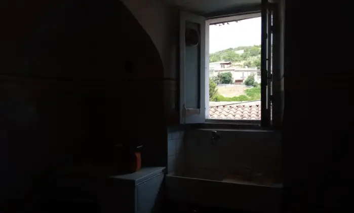 Rexer-Capestrano-Vendesi-casa-di-paese-in-via-Vallone-a-Capestrano-AQ-Cucina