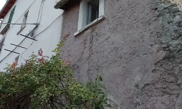 Rexer-Capestrano-Vendesi-casa-di-paese-in-via-Vallone-a-Capestrano-AQ-Altro