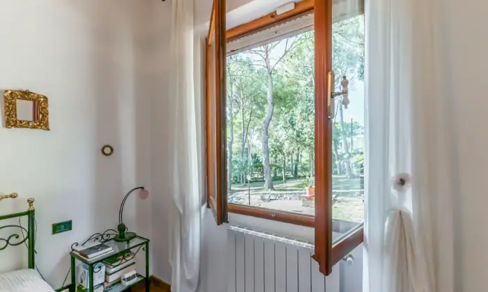 Rexer-Livorno-Villa-ben-tenuta-con-ampio-giardino-a-Quercianella-CAMERA-DA-LETTO