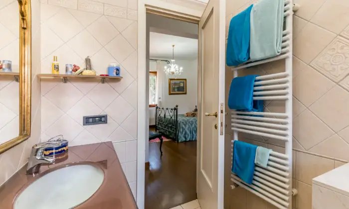 Rexer-Livorno-Villa-ben-tenuta-con-ampio-giardino-a-Quercianella-BAGNO