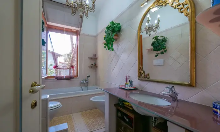 Rexer-Livorno-Villa-ben-tenuta-con-ampio-giardino-a-Quercianella-BAGNO