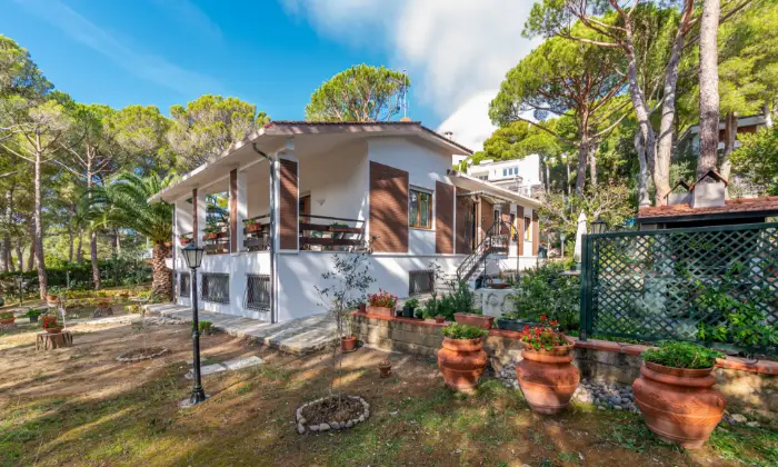 Rexer-Livorno-Villa-ben-tenuta-con-ampio-giardino-a-Quercianella-GIARDINO