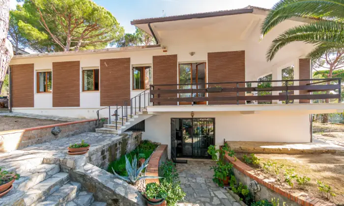 Rexer-Livorno-Villa-ben-tenuta-con-ampio-giardino-a-Quercianella-GIARDINO