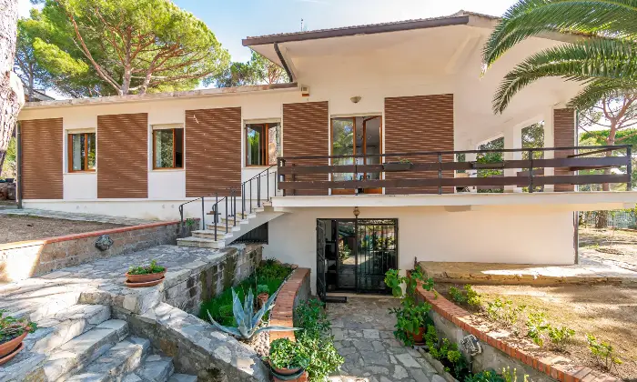 Rexer-Quercianella-Villa-ben-tenuta-con-ampio-giardino-a-Quercianella-GIARDINO