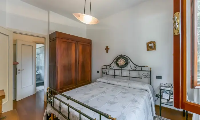 Rexer-Livorno-Villa-ben-tenuta-con-ampio-giardino-a-Quercianella-CAMERA-DA-LETTO