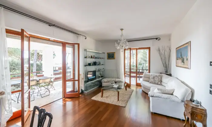 Rexer-Livorno-Villa-ben-tenuta-con-ampio-giardino-a-Quercianella-SALONE