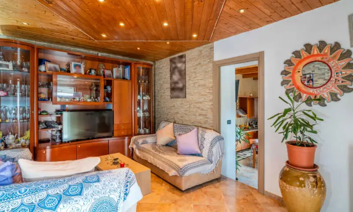 Rexer-Cortale-Graziosa-casa-indipendente-su-due-livelli-nel-centro-storico-SALONE