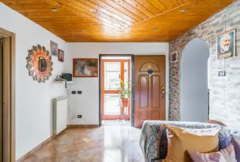 Rexer-Cortale-Graziosa-casa-indipendente-su-due-livelli-nel-centro-storico-SALONE