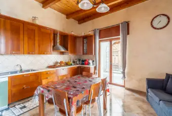 Rexer-Cortale-Graziosa-casa-indipendente-su-due-livelli-nel-centro-storico-CUCINA