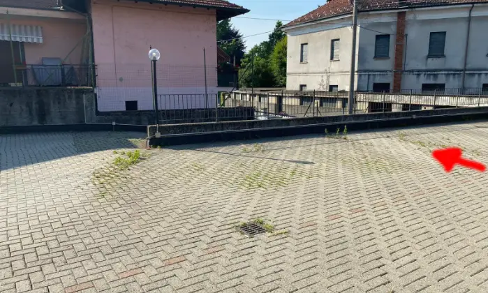Rexer-Sesto-Calende-Posto-auto-scoperto-in-centro-Terrazzo