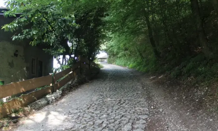 Rexer-Riva-del-Garda-A-pochi-km-da-Riva-del-Garda-casolare-con-montagna-Terrazzo