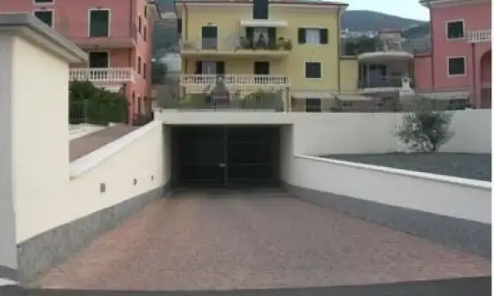 Rexer-Taggia-Affitto-di-trilocale-in-via-San-Martino-Taggia-GARAGE
