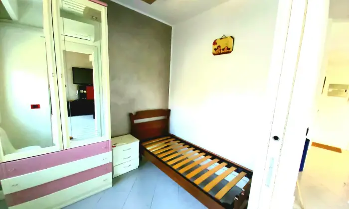 Rexer-Palermo-APPARTAMENTO-mq-immerso-nel-verde-CameraDaLetto