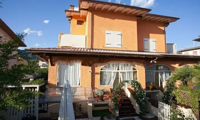 Rexer-Massa-Immobile-in-vendita-in-viale-Marina-a-Massa-Terrazzo
