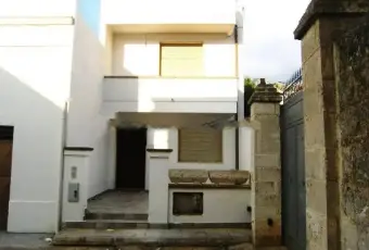 Rexer-Taviano-Vendesi-casa-indipendente-su-tre-piani-in-via-Crispi-Taviano-Altro