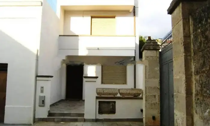 Rexer-Taviano-Vendesi-casa-indipendente-su-tre-piani-in-via-Crispi-Taviano-Altro