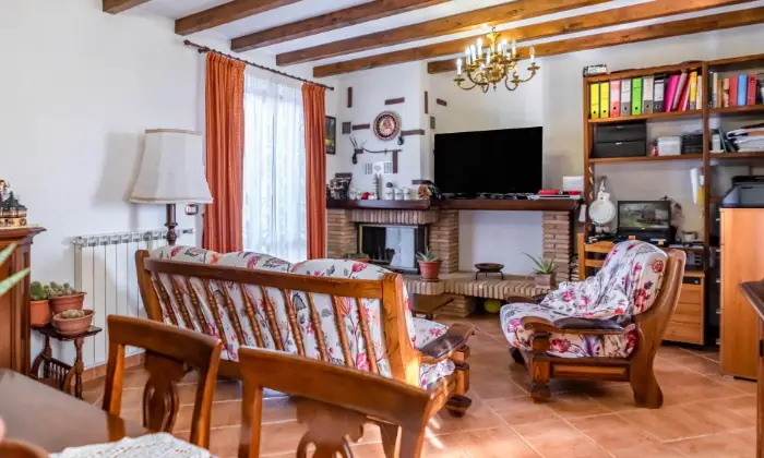 Rexer-Sestola-Deliziosa-casa-immersa-nel-verde-con-mansarda-taverna-e-ampio-spazio-esterno-SALONE
