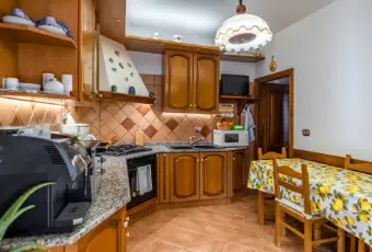 Rexer-Sestola-Deliziosa-casa-immersa-nel-verde-con-mansarda-taverna-e-ampio-spazio-esterno-CUCINA