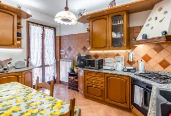 Rexer-Sestola-Deliziosa-casa-immersa-nel-verde-con-mansarda-taverna-e-ampio-spazio-esterno-CUCINA