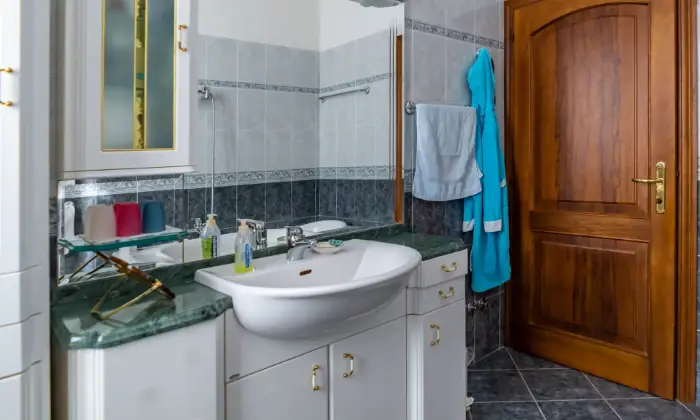 Rexer-Sestola-Deliziosa-casa-immersa-nel-verde-con-mansarda-taverna-e-ampio-spazio-esterno-BAGNO