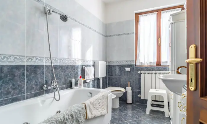 Rexer-Sestola-Deliziosa-casa-immersa-nel-verde-con-mansarda-taverna-e-ampio-spazio-esterno-BAGNO